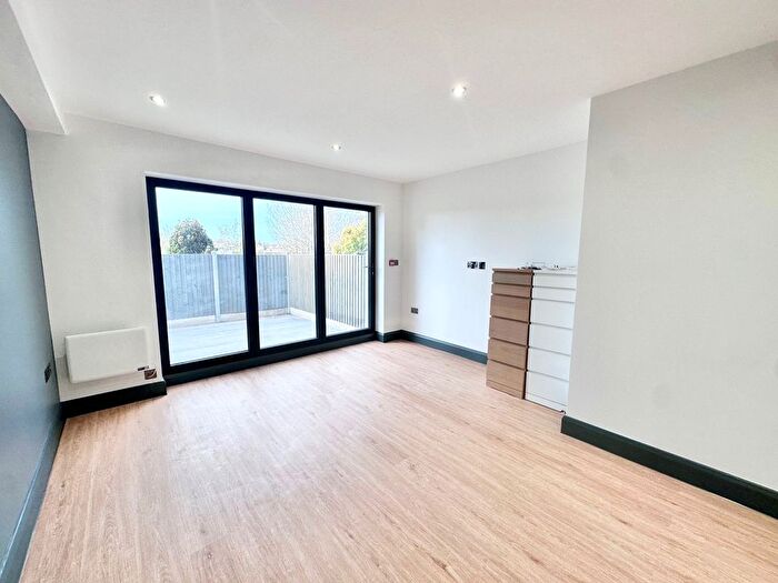 Studio To Rent In Mounts Road, Greenhithe, DA9
