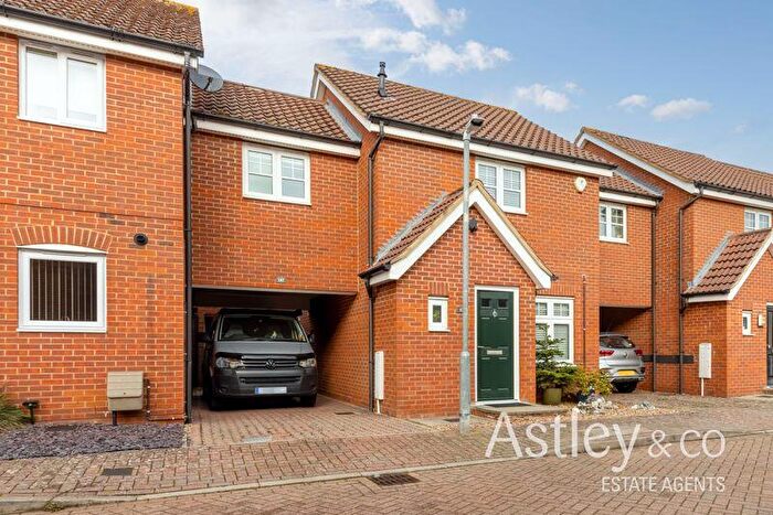 3 Bedroom Link Detached House For Sale In Mountbatten Drive, Old Catton, Norwich, NR6