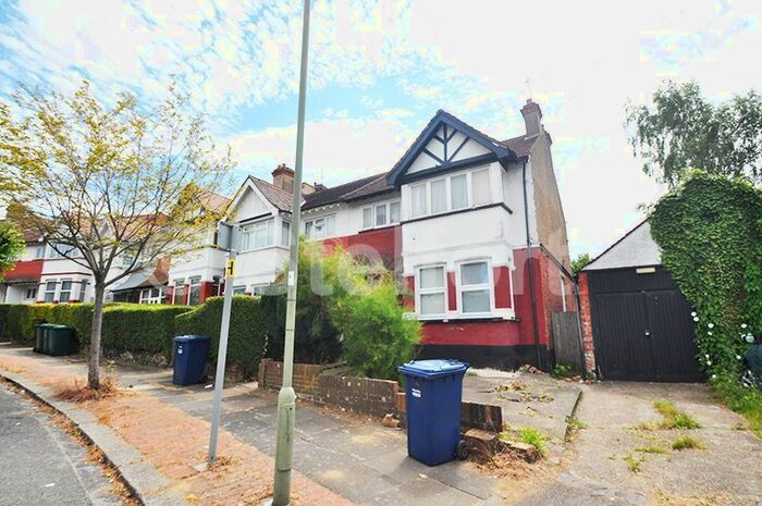 2 Bedroom Flat To Rent In Montpelier Rise, London, NW11