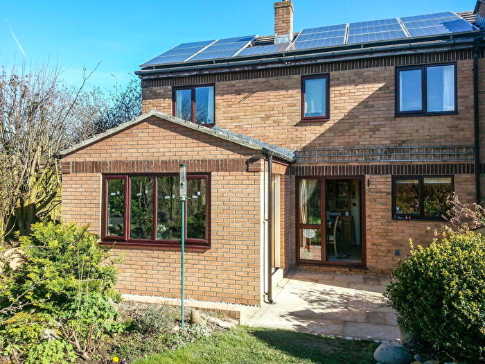 4 Bedroom Semi-Detached House For Sale In New Smithy Drive, Thurlstone, S36