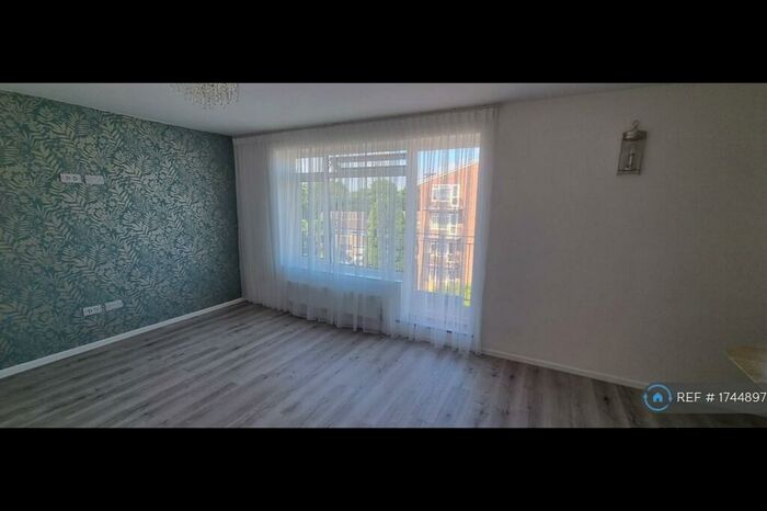 3 Bedroom Flat To Rent In Lyon Court, Horsham, RH13