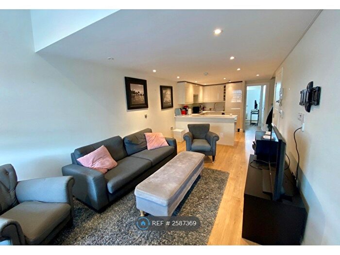 3 Bedroom Maisonette To Rent In Clapham Park Road, London, SW4