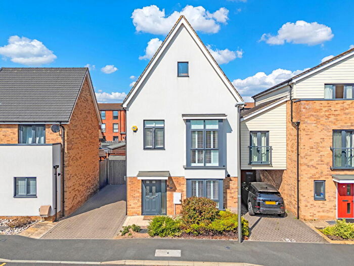 4 Bedroom Link Detached House For Sale In Meadow Drive, Aveley, South Ockendon, RM15