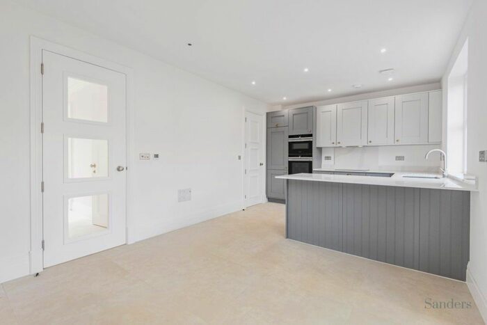 4 Bedroom Semi-Detached House To Rent In Lushington Drive, Hertfordshire, Barnet, EN4