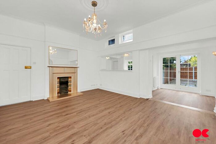 2 Bedroom Flat To Rent In Hare Hall Lane, Gidea Park, RM2