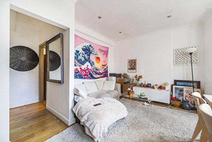 1 Bedroom Flat To Rent In Queens Gate, South Kensington, London, SW7