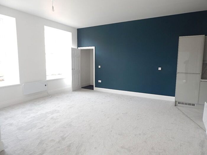 2 Bedroom Flat To Rent In Station Road, Batley, WF17