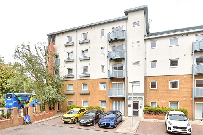 1 Bedroom Flat For Sale In Trafalgar Gardens, Three Bridges, Crawley, West Sussex, RH10