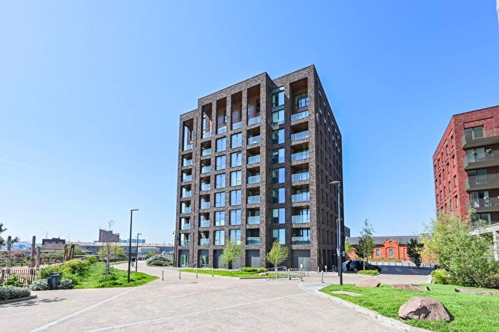 3 Bedroom Flat To Rent In Hamme Building, , Gallions Reach, London, E16