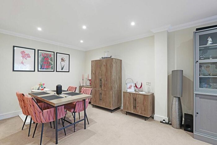 2 Bedroom Flat To Rent In Buckhurst Hill, IG9
