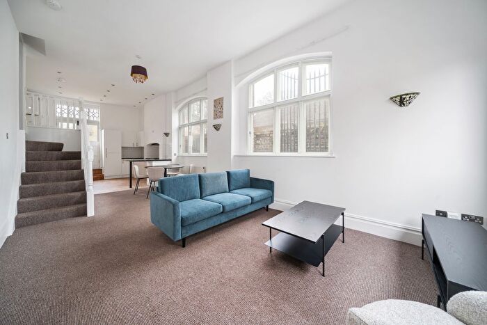 3 Bedroom Flat To Rent In Leigham Court Road, London, SW16