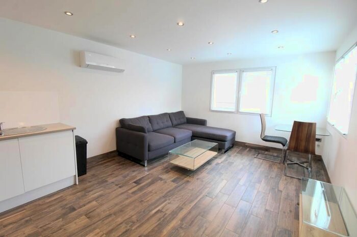 2 Bedroom Flat To Rent In Regent Court, Briggate, Leeds, LS1