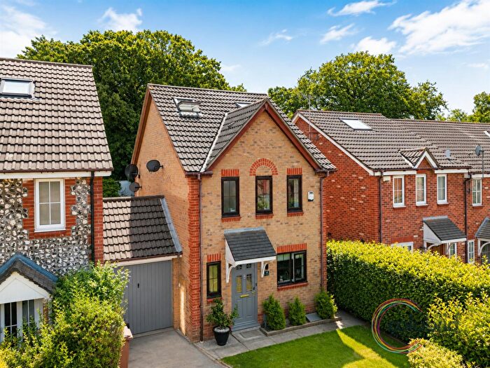 4 Bedroom Link Detached House For Sale In Victory Close, Chafford Hundred, RM16