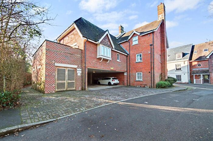 2 Bedroom Flat For Sale In Elim Close, Bishops Waltham, SO32