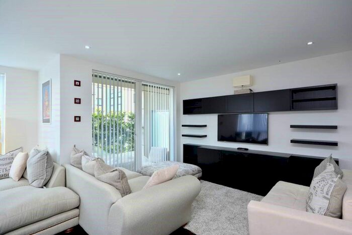 1 Bedroom Flat To Rent In Masson House, Pump House Crescent, Brentford, Middlesex, TW8