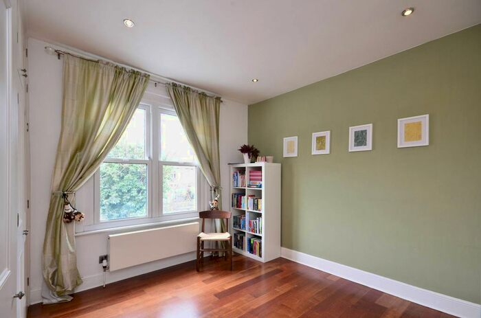 2 Bedroom Flat To Rent In Richmond Avenue, Wimbledon, London, SW20