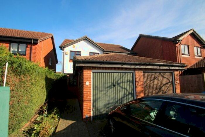 3 Bedroom Mews To Rent In Watlings Close, Croydon CR0
