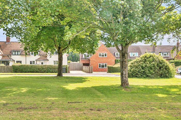4 Bedroom Semi-Detached House For Sale In Flowers Piece, Ashampstead, Reading, Berkshire, RG8