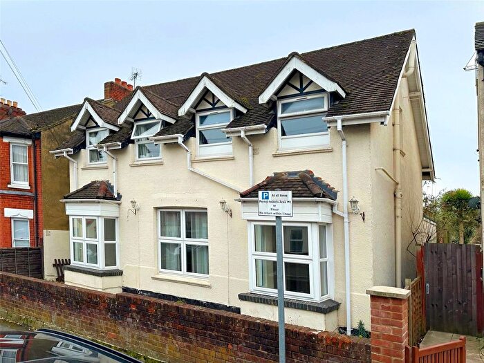 2 Bedroom Flat For Sale In St. Michaels Road, Aldershot, Hampshire, GU12