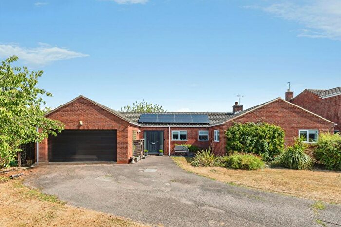 4 Bedroom Detached Bungalow For Sale In Hunt Close, Hampton Magna, Warwick, CV35