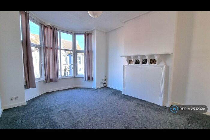 3 Bedroom Semi-Detached House To Rent In Grafton Road, Bedford, MK40