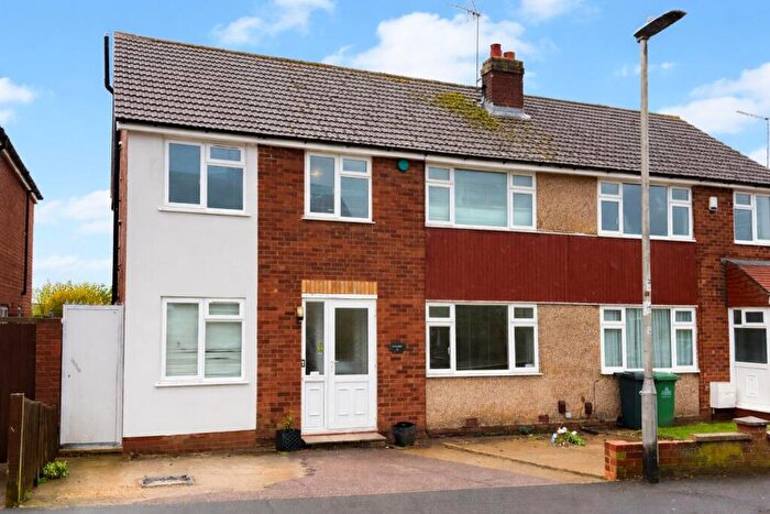 4 Bedroom Semi Detached House For Sale In Lulworth Avenue, Goffs Oak, EN7