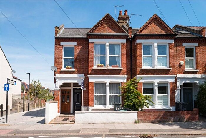 3 Bedroom Flat To Rent In Thames Road, Chiswick, W4