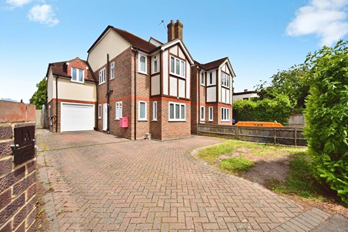 4 Bedroom Semi Detached House For Sale In Cranborne Avenue, Maidstone, Kent, ME15