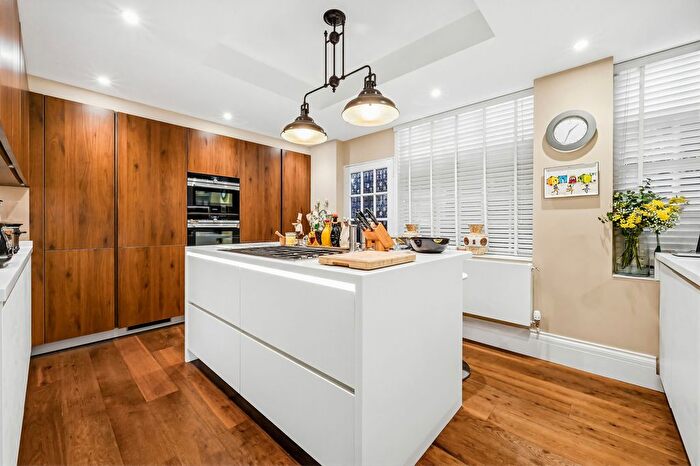 3 Bedroom Flat To Rent In Malvern Court, SW7