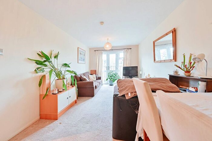 1 Bedroom Flat To Rent In Chenies Way, Watford, Watford, WD18