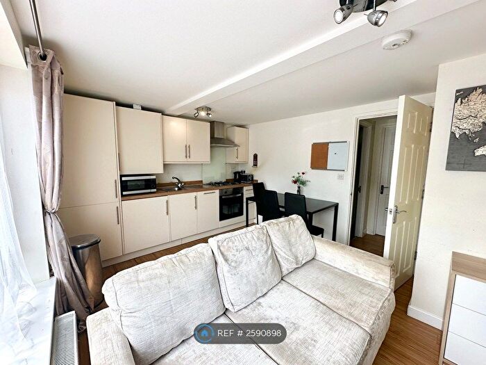 2 Bedroom Flat To Rent In Newcastle Road, Reading, RG2