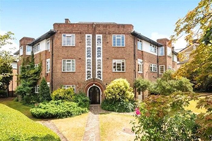 3 Bedroom Flat To Rent In Chester Close, Richmond, TW10