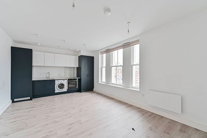 2 Bedroom Flat To Rent In Mitcham Lane, Streatham Park, London, SW16