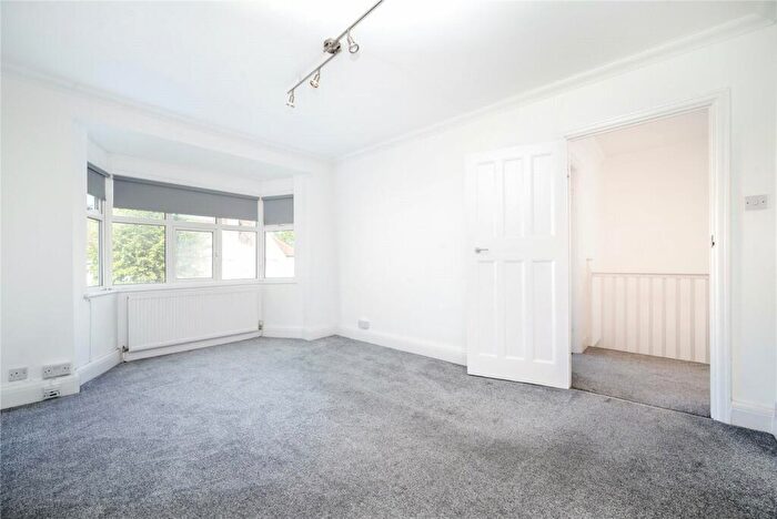 2 Bedroom Apartment To Rent In Woodland Way, Mill Hill, London, NW7