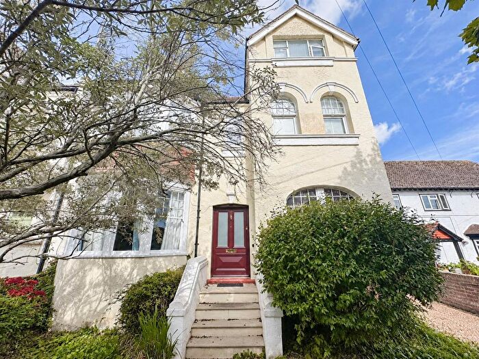 2 Bedroom Flat For Sale In Cantelupe Road, Bexhill, TN40