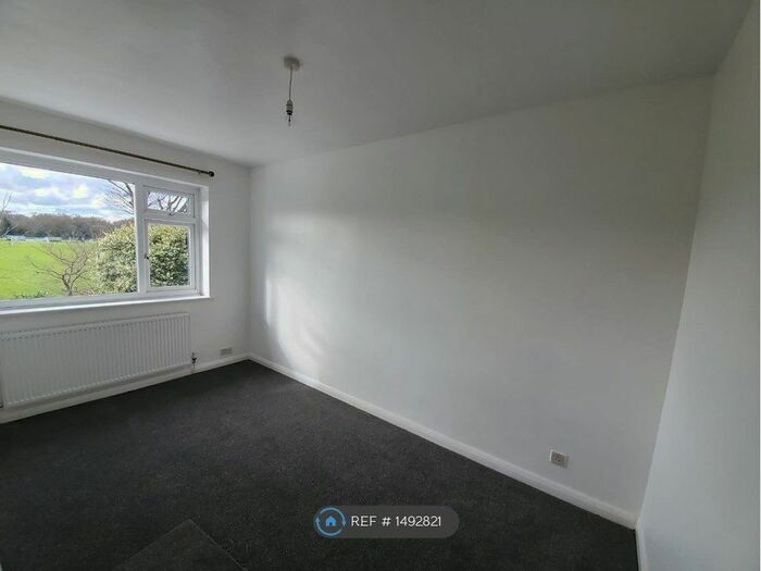 3 Bedroom Flat To Rent In Coppice Way, London, E18