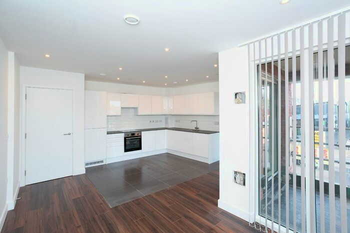 1 Bedroom Flat To Rent In Vicarage Road, Watford, Hertfordshire, WD18