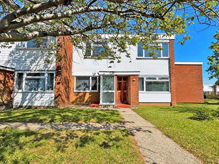 2 Bedroom Maisonette For Sale In Tamar Rise, Springfield, Chelmsford, CM1