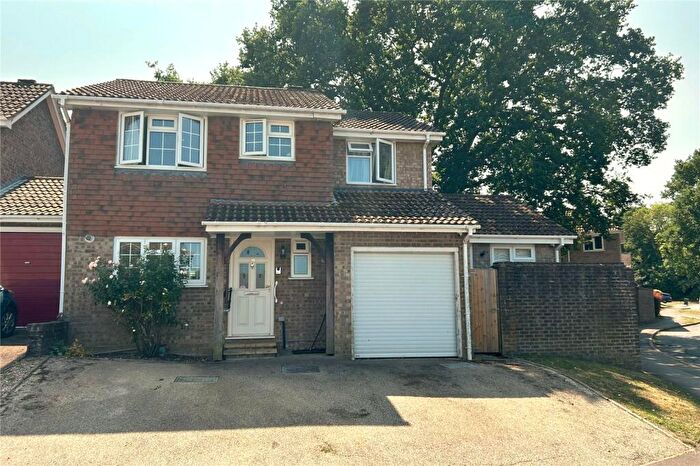 4 Bedroom Link Detached House For Sale In Hornbeam Place, Hook, Hampshire, RG27