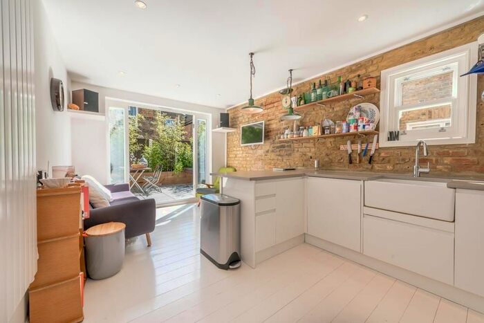 2 Bedroom Flat To Rent In St Margarets Road, London, NW10