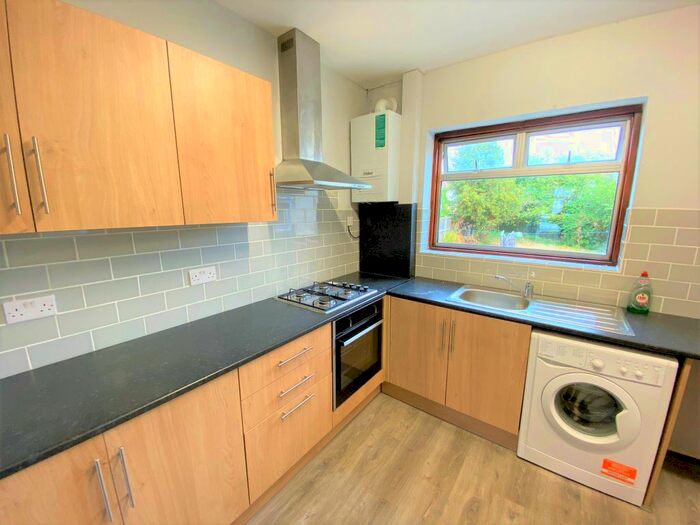 4 Bedroom Semi-Detached House To Rent In Longwood Gardens, Ilford, IG5