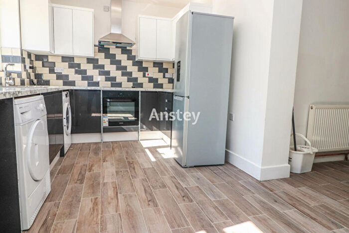 5 Bedroom Semi-Detached House To Rent In Ripstone Gardens, Southampton, SO17