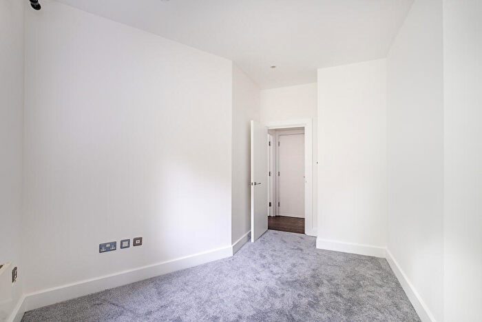 1 Bedroom Flat For Sale In Burnham Street, Kingston Upon Thames, KT2