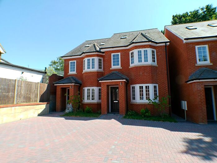 4 Bedroom Semi-Detached House For Sale In Cargate Hill, Aldershot, GU11
