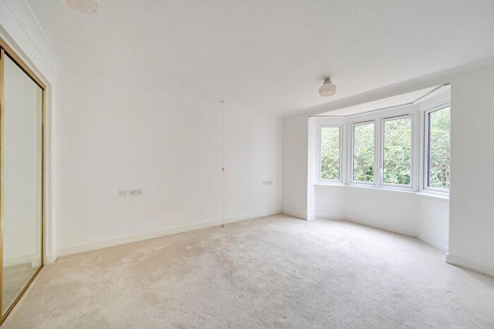 2 Bedroom Apartment For Sale In Four Oaks Road, Sutton Coldfield, B74