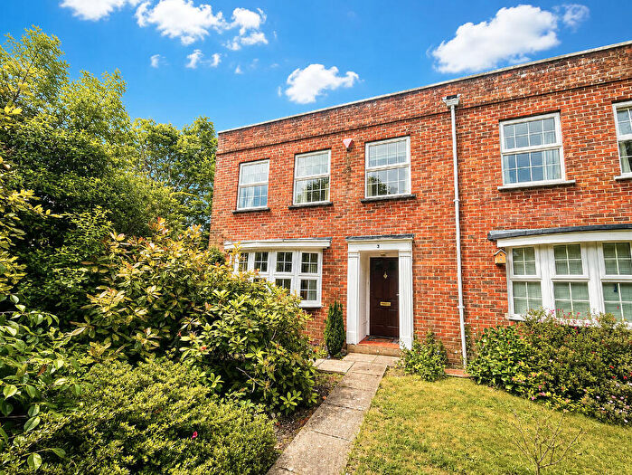 3 Bedroom End Of Terrace House For Sale In Paddock Gardens, Lymington, SO41