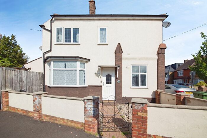 2 Bedroom Maisonette For Sale In Willow Street, Romford, RM7
