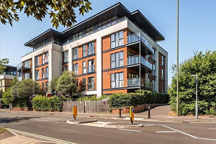 2 Bedroom Flat For Sale In Sycamore Avenue, Woking, Surrey, GU22