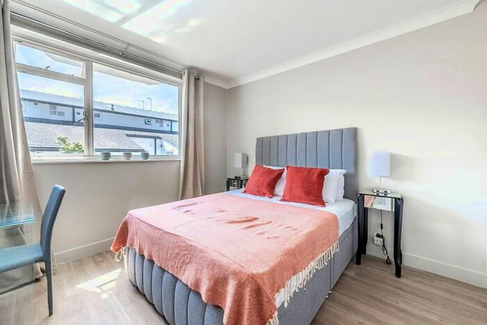 2 Bedroom Flat To Rent In Callow Street, Chelsea, London, SW3