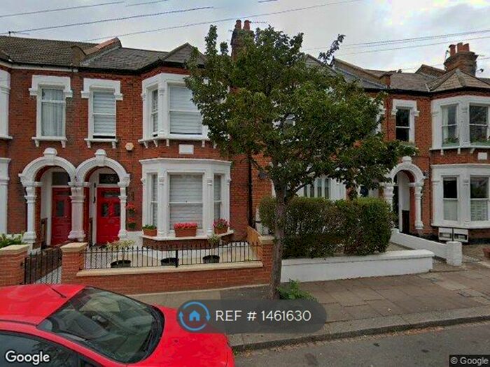 3 Bedroom Flat To Rent In Foxbourne Road, London, SW17